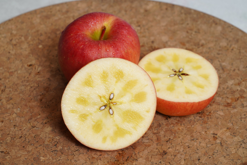 從正中心切開糖心蘋果，橫切面會有漂亮的花形糖芯結蜜。